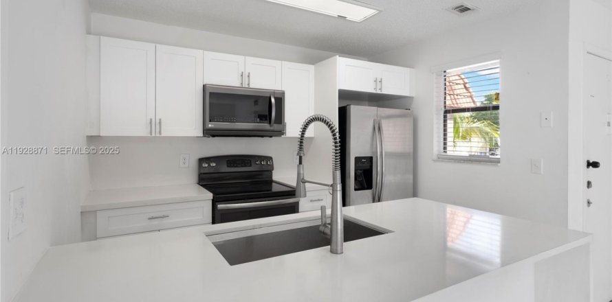 Condo à Hialeah, Floride, 3 chambres  № 1987643