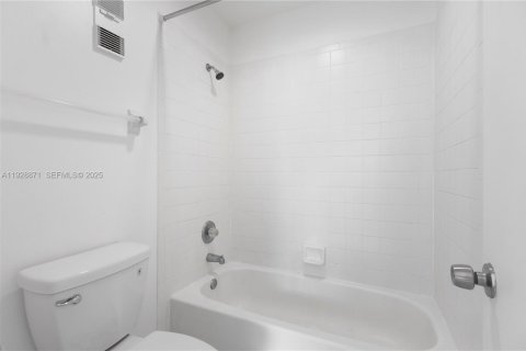 Copropriété à vendre à Hialeah, Floride: 3 chambres, 91.04 m2 № 1987643 - photo 16