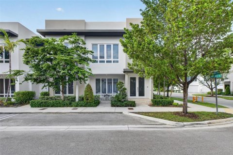 Снять в аренду таунхаус в Дорал, Флорида 4 спальни, 215.25м2, № 2066715 - фото 2