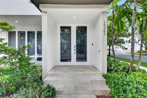 Снять в аренду таунхаус в Дорал, Флорида 4 спальни, 215.25м2, № 2066715 - фото 4