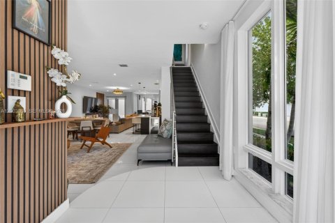 Снять в аренду таунхаус в Дорал, Флорида 4 спальни, 215.25м2, № 2066715 - фото 6