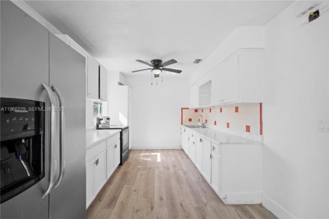 Villa ou maison à louer à Miami, Floride: 2 chambres, 116.22 m2 № 2024758 - photo 10