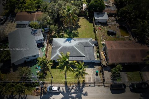 Villa ou maison à louer à Miami, Floride: 2 chambres, 116.22 m2 № 2024758 - photo 24