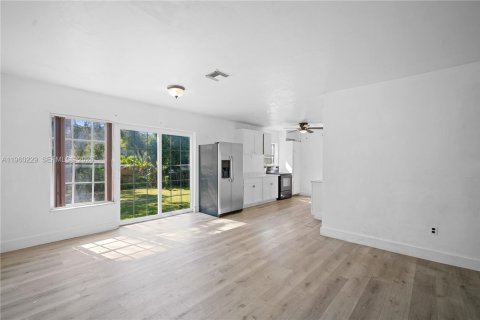 Villa ou maison à louer à Miami, Floride: 2 chambres, 116.22 m2 № 2024758 - photo 9