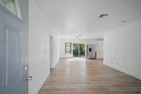 Villa ou maison à louer à Miami, Floride: 2 chambres, 116.22 m2 № 2024758 - photo 5
