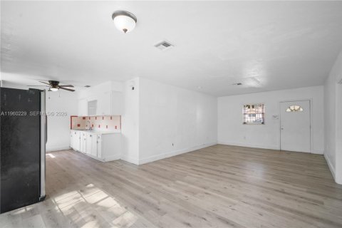 Villa ou maison à louer à Miami, Floride: 2 chambres, 116.22 m2 № 2024758 - photo 12