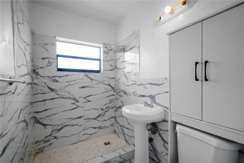 Villa ou maison à louer à Miami, Floride: 2 chambres, 116.22 m2 № 2024758 - photo 17