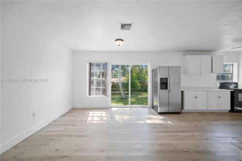 Villa ou maison à louer à Miami, Floride: 2 chambres, 116.22 m2 № 2024758 - photo 7