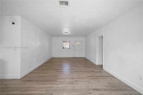 Villa ou maison à louer à Miami, Floride: 2 chambres, 116.22 m2 № 2024758 - photo 13