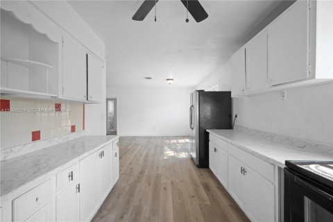 Villa ou maison à louer à Miami, Floride: 2 chambres, 116.22 m2 № 2024758 - photo 11