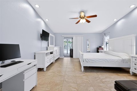 Villa ou maison à vendre à Saint Petersburg, Floride: 4 chambres, 271.55 m2 № 2431812 - photo 19