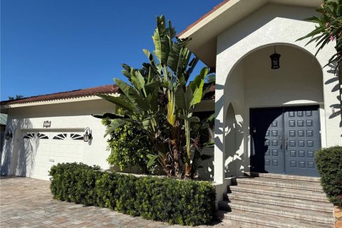 Villa ou maison à Saint Petersburg, Floride 4 chambres, 271.55 m2 № 2431812