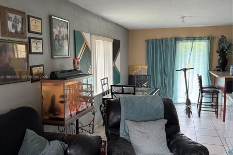 House in Florida City, Florida 4 bedrooms, 129.6 sq.m. № 2045616 - photo 2