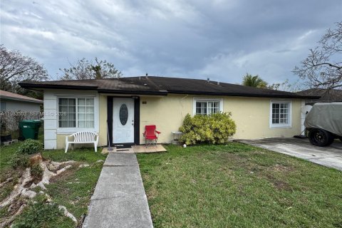 House in Florida City, Florida 4 bedrooms, 129.6 sq.m. № 2045616