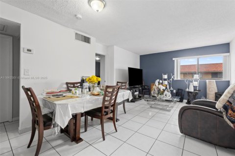Condominio en venta en Hialeah, Florida, 2 dormitorios, 70.14 m2 № 1939631 - foto 12