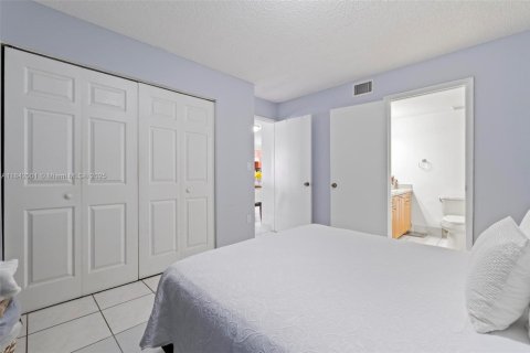 Condominio en venta en Hialeah, Florida, 2 dormitorios, 70.14 m2 № 1939631 - foto 16