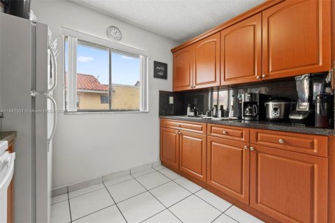 Condominio en venta en Hialeah, Florida, 2 dormitorios, 70.14 m2 № 1939631 - foto 8