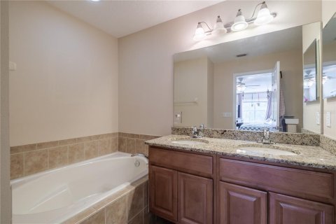Townhouse in Four Corners, Florida 3 bedrooms, 156.63 sq.m. № 2116223 - photo 27