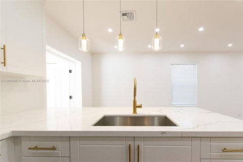 Villa ou maison à vendre à North Lauderdale, Floride: 4 chambres, 105.17 m2 № 1953807 - photo 12