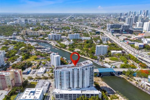 Condo in Miami, Florida, 2 bedrooms  № 1790866 - photo 2