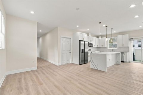 Casa en venta en Tampa, Florida, 3 dormitorios, 161.93 m2 № 2383741 - foto 3