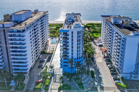 Copropriété à louer à Surfside, Floride: 1 chambre, 67.54 m2 № 1932070 - photo 1