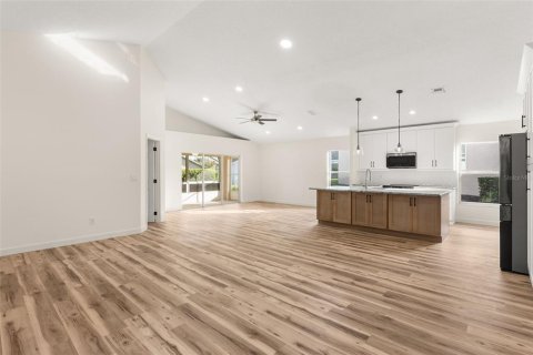 House in Clermont, Florida 2 bedrooms, 154.31 sq.m. № 2377805 - photo 4