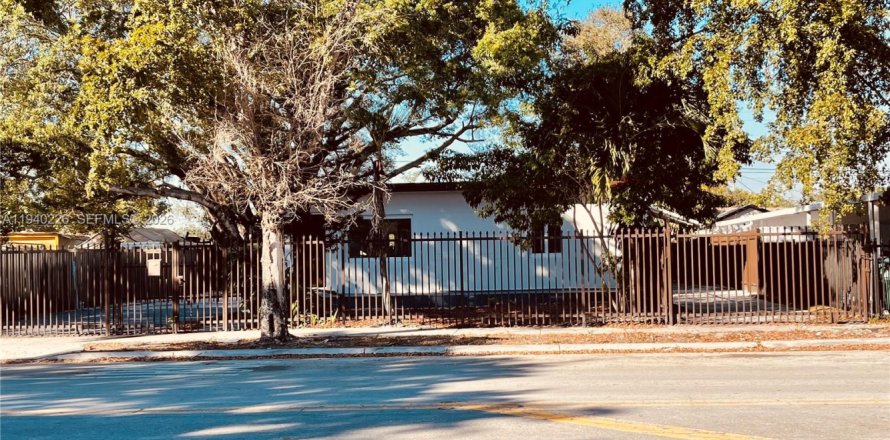 Immobilier commercial à Opa-locka, Floride 1 chambre, 37.16 m2 № 1997185