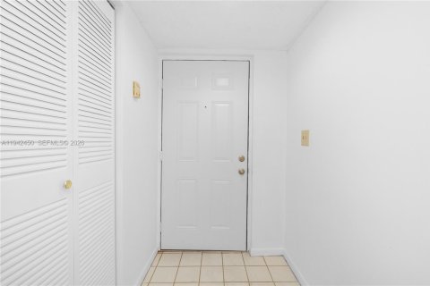 Copropriété à louer à Miami, Floride: 2 chambres, 87.24 m2 № 1999960 - photo 4