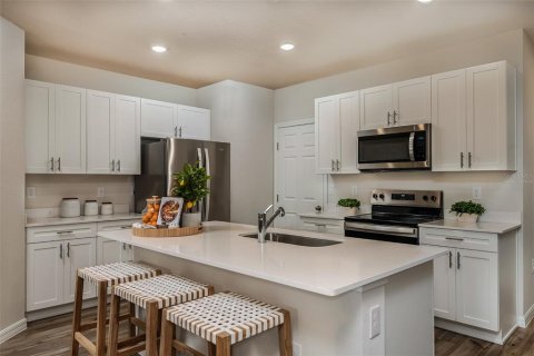 Adosado en venta en Haines City, Florida, 3 dormitorios, 159.79 m2 № 1801592 - foto 2