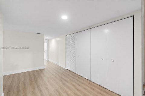 Condo in Miami, Florida, 2 bedrooms  № 1579440 - photo 3