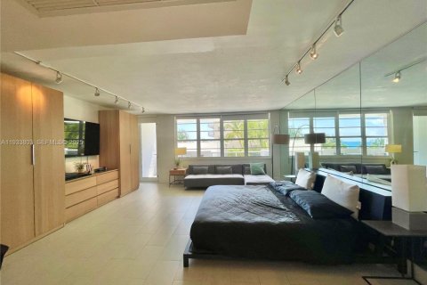 Condo in Miami Beach, Florida № 1993232 - photo 2