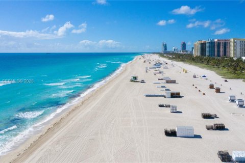 Condo in Miami Beach, Florida № 1993232 - photo 18