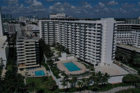 Condo in Miami Beach, Florida № 1993232 - photo 16