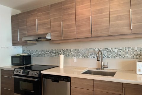 Condo in Miami Beach, Florida № 1993232 - photo 13