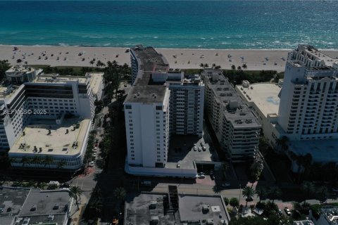 Condo in Miami Beach, Florida № 1993232 - photo 17