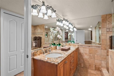 Condo in Daytona Beach Shores, Florida, 3 bedrooms № 2152028 - photo 18