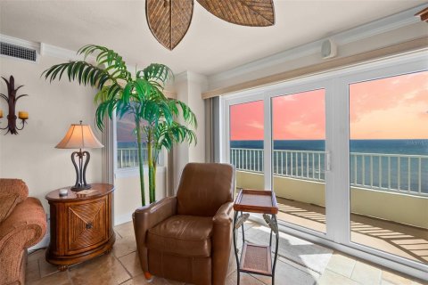 Condo in Daytona Beach Shores, Florida, 3 bedrooms № 2152028 - photo 8