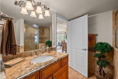 Condo in Daytona Beach Shores, Florida, 3 bedrooms № 2152028 - photo 23