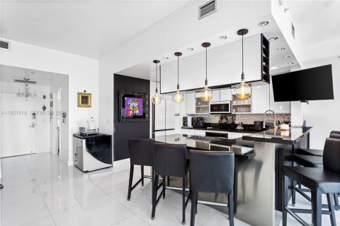 Купить кондоминиум в Норт-Бей-Виллидж, Флорида 2 спальни, 162.86м2, № 2009213 - фото 8