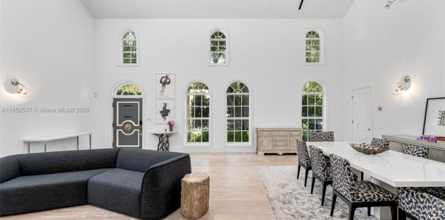 Villa ou maison à Miami Beach, Floride 5 chambres, 404.31 m2 № 1872375