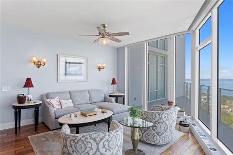 Condo in Saint Petersburg, Florida, 2 bedrooms  № 2418366 - photo 18
