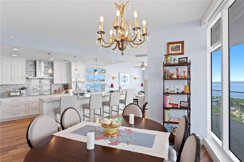 Condo in Saint Petersburg, Florida, 2 bedrooms  № 2418366 - photo 9