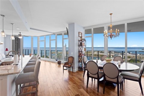 Condo in Saint Petersburg, Florida, 2 bedrooms  № 2418366 - photo 7