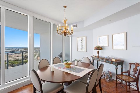 Condo in Saint Petersburg, Florida, 2 bedrooms  № 2418366 - photo 10