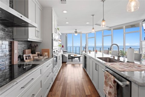 Condo in Saint Petersburg, Florida, 2 bedrooms  № 2418366 - photo 11