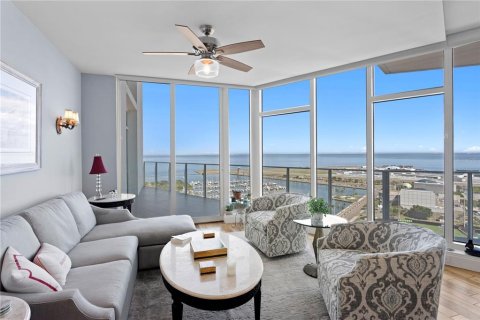 Condo in Saint Petersburg, Florida, 2 bedrooms  № 2418366 - photo 17