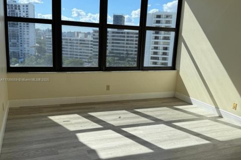 Condo in Hallandale Beach, Florida, 2 bedrooms № 1705012 - photo 17