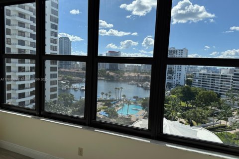 Condo in Hallandale Beach, Florida, 2 bedrooms № 1705012 - photo 18
