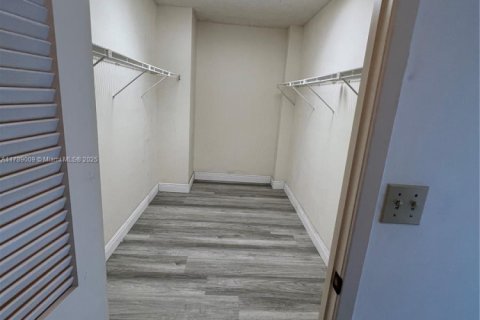 Condominio en venta en Hallandale Beach, Florida, 2 dormitorios, 146.79 m2 № 1705012 - foto 13